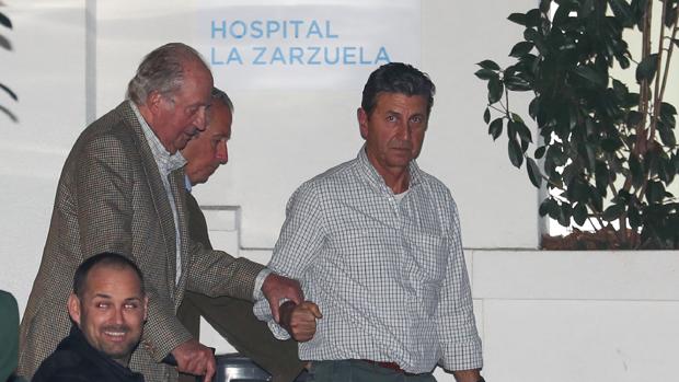 Don Juan Carlos y la Infanta Elena visitan a Simoneta Gómez-Acebo en el hospital