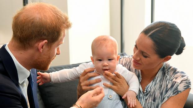 Sale a la luz la identidad secreta de los padrinos del hijo de Meghan y Harry