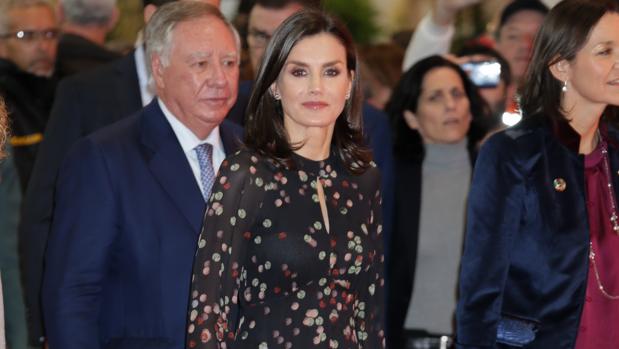 La Reina Letizia inaugura Fitur 2020 con su vestido confeti