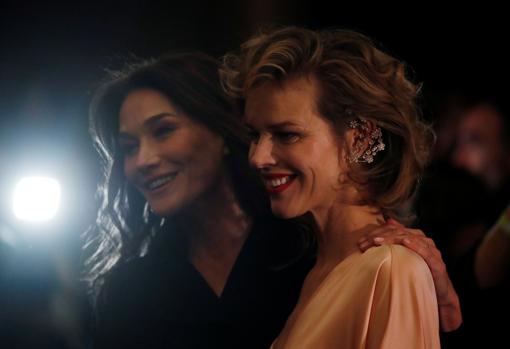 En primera fila, muchos rostros conocidos como Carla Bruni y Eva Herzigova