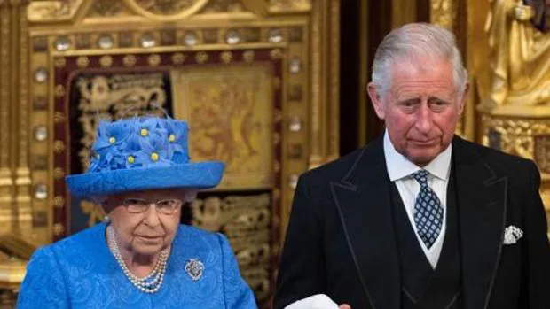 La Reina Isabel II y el Príncipe Carlos se reúnen de urgencia para abordar el problema del Príncipe Andrés