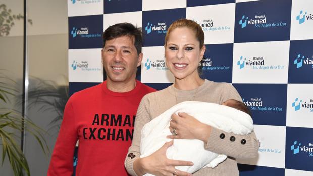 Pastora Soler recibe el alta hospitalaria tras dar a luz a su segunda hija
