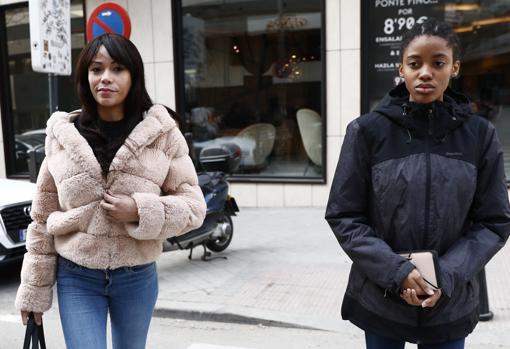 Erika do Rosario y su madre llegando a los juzgados por la supuesta paternidad de Samuel Eto'o