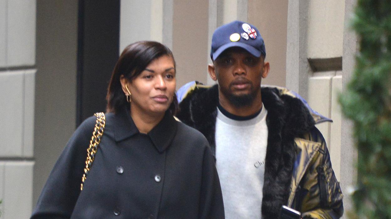 Samuel Etoo y su mujer Georgette en Milan