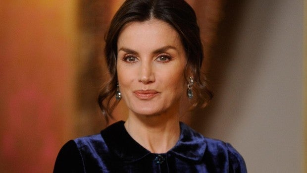 La Reina Letizia recupera el Felipe Varela de terciopelo para la recepción al Cuerpo Diplomático