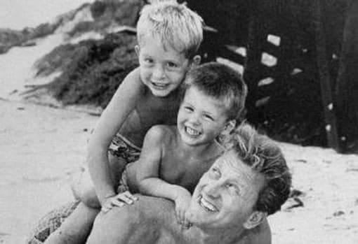 Kirk junto a sus dos hijos mayores Michael y Joel