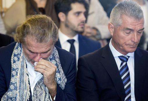 Los humoristas Bigote Arrocet y Manolo Sarria, durante la misa funeral del popular humorista malagueño Chiquito de la Calzada