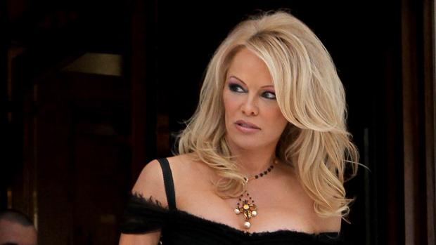 El marido de 12 días de Pamela Anderson asegura que se casó con él para pagar sus deudas