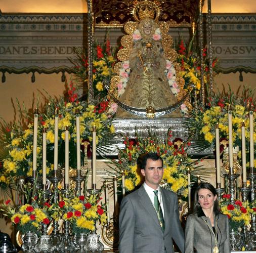 Los Príncipes de Asturias ante la Virgen del Rocío