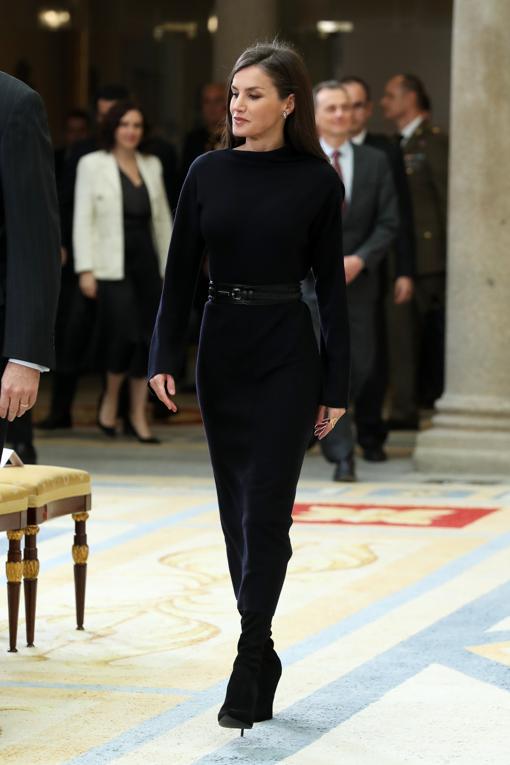 Dedos de los pies veredicto Cilios La Reina Letizia se enfunda en un espectacular vestido de punto negro