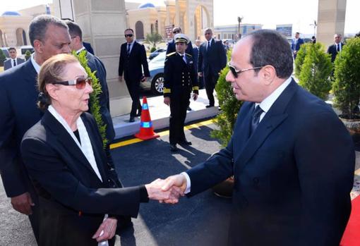 El presidente egipcio Al Sisi da el pésame a Suzanne Mubarak en El Cairo
