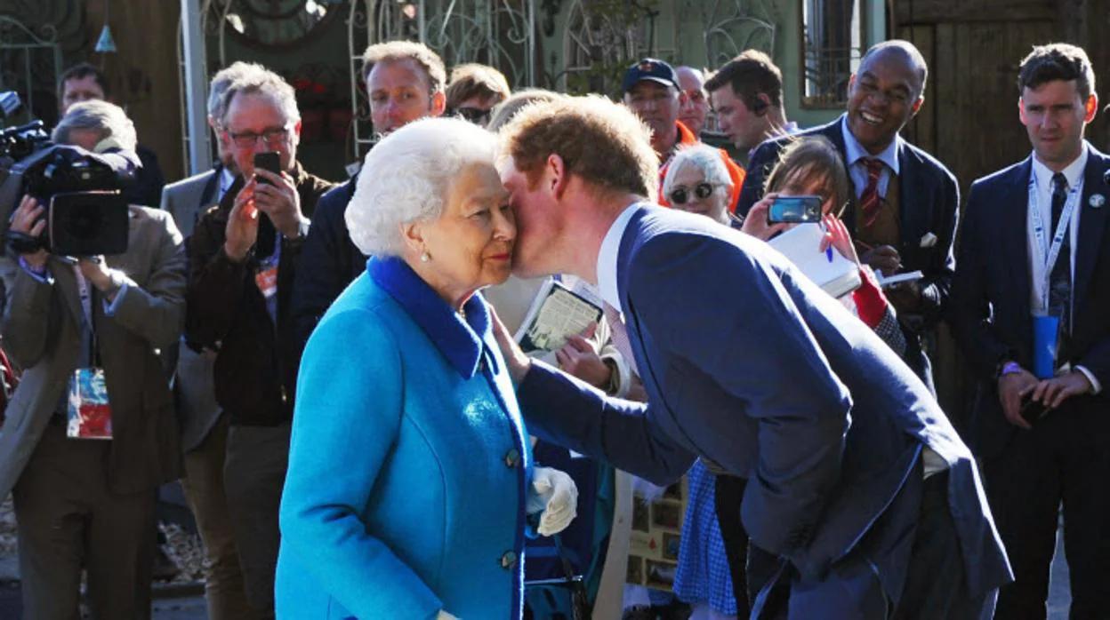 El Príncipe Harry y la Reina Isabel II