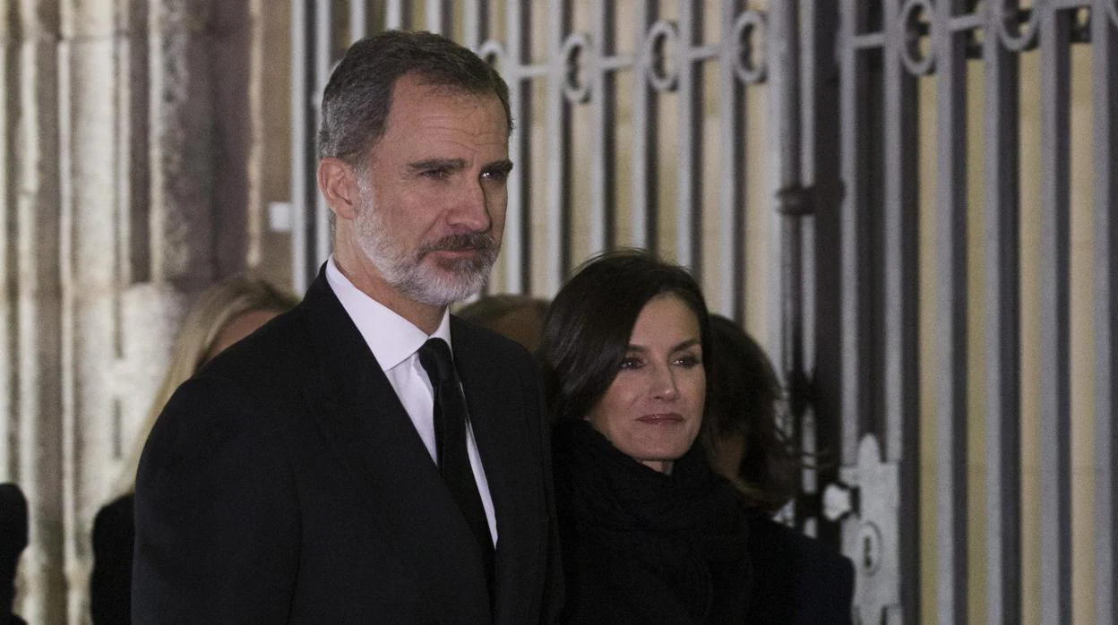 os Reyes Felipe y Letizia acuden a la misa funeral por Plácido Arango