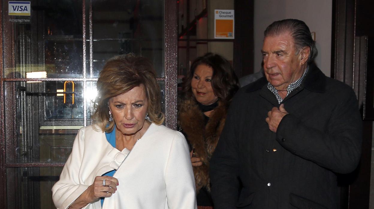 María Teresa Campos y Emilio Javier saliendo de un restaurante