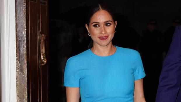 Meghan Markle se corona con un vestido de Victoria Beckham en su primera aparición pública tras el «Megxit»