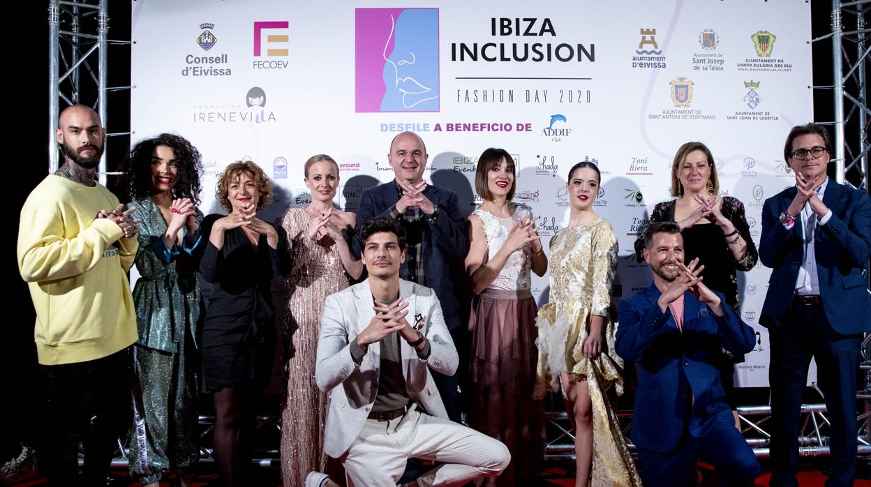 Modelos y organizadores recrean con sus manos el gesto integrador de #ibizaInclusion que se ha hecho viral en las redes