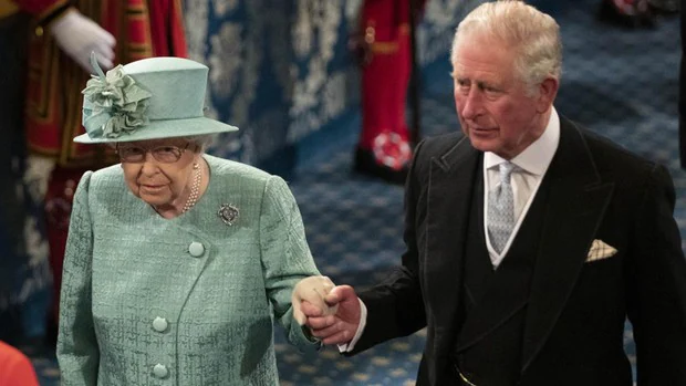 Los británicos temen que el Príncipe Carlos haya contagiado a su madre, la Reina Isabel II