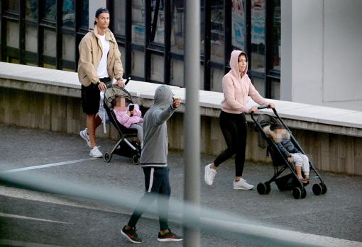 Cristiano Ronaldo y Georgina Rodríguez, de paseo con sus hijos pese al estado de alarma