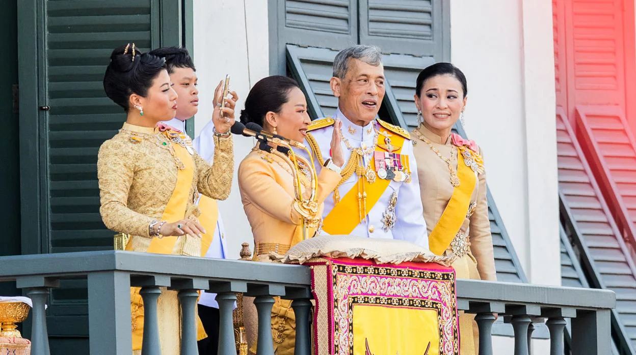 El Rey de Tailandia con la Reina Suthida a su dcha., en 2019