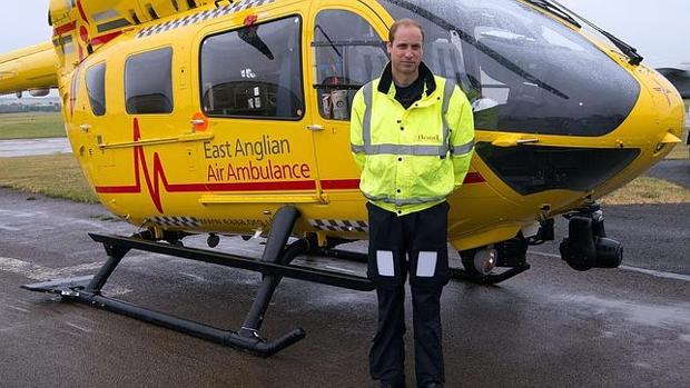 El Príncipe Guillermo quiere volver a pilotar ambulancias aéreas para ayudar con el coronavirus
