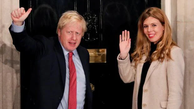 La prometida de Boris Johnson, embarazada, se recupera del coronavirus