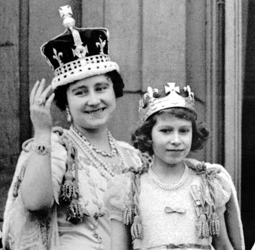 La Reina Madre junto a Isabel II