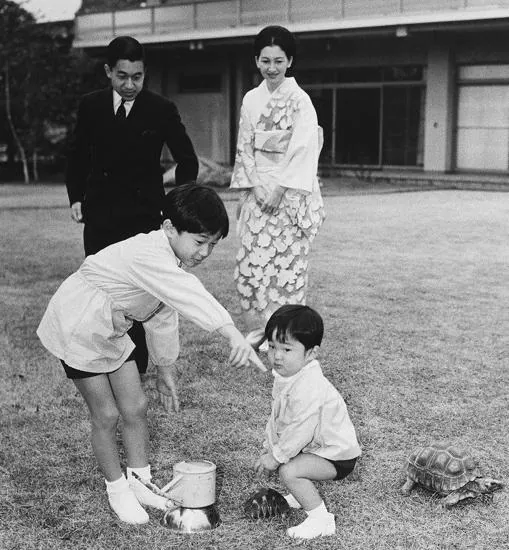 Akihito, su esposa Michiko, y sus hijos Naruhito y Fumihito, mientras juegan en los jardines del Palacio Togu en Tokio (Japón) en noviembre de 1967