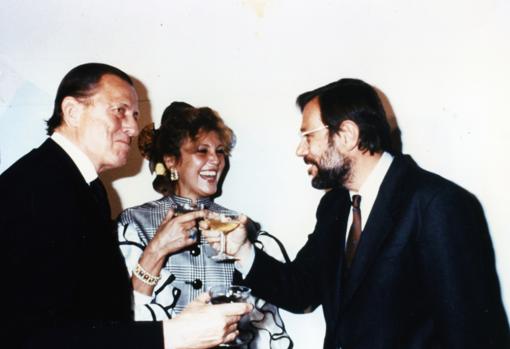 n 1992 Heini y Carmen Thyssen brindan con Javier Solana tras firmar el acuerdo para inaugurar el museo