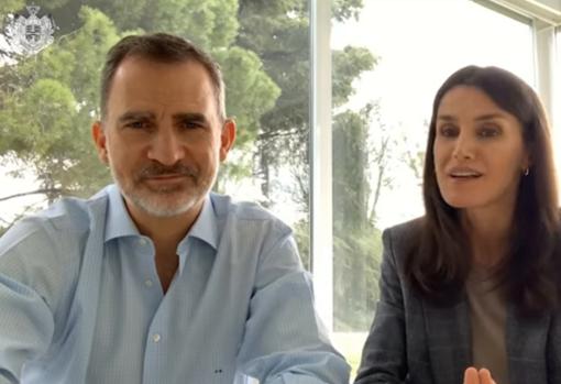 El Rey Felipe y la Reina Letizia durante el vídeo de felicitación a la Reina Margarita de Dinamarca