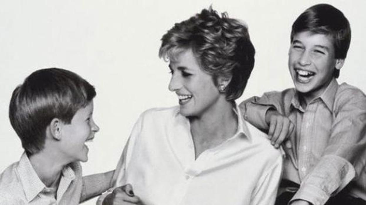 Diana de Gales junto a sus dos hijos