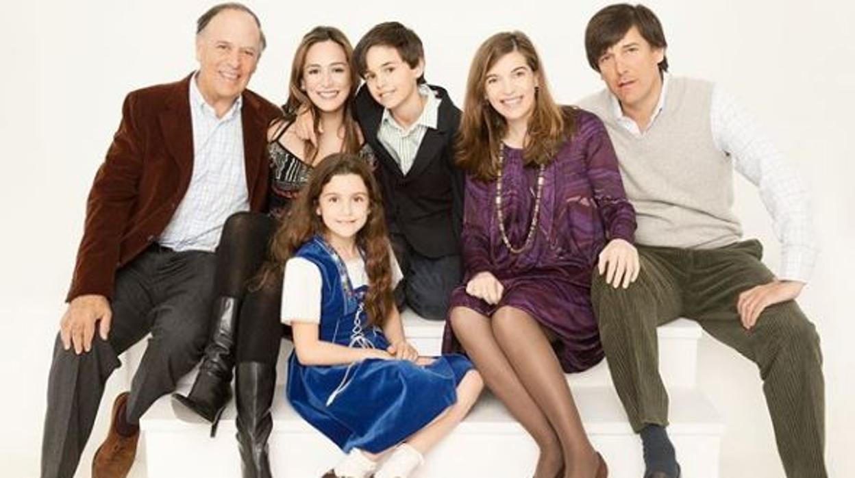 Carlos Falcó, en una imagen inédita junto con sus cinco hijos. De izquierda a derecha, Tamara, Duarte, Xandra y Manolo. En el centro de la foto, Aldara, la pequeña de los cinco hermanos