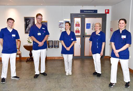 La Princesa Sofía, junto a algunos compañeros del hospital