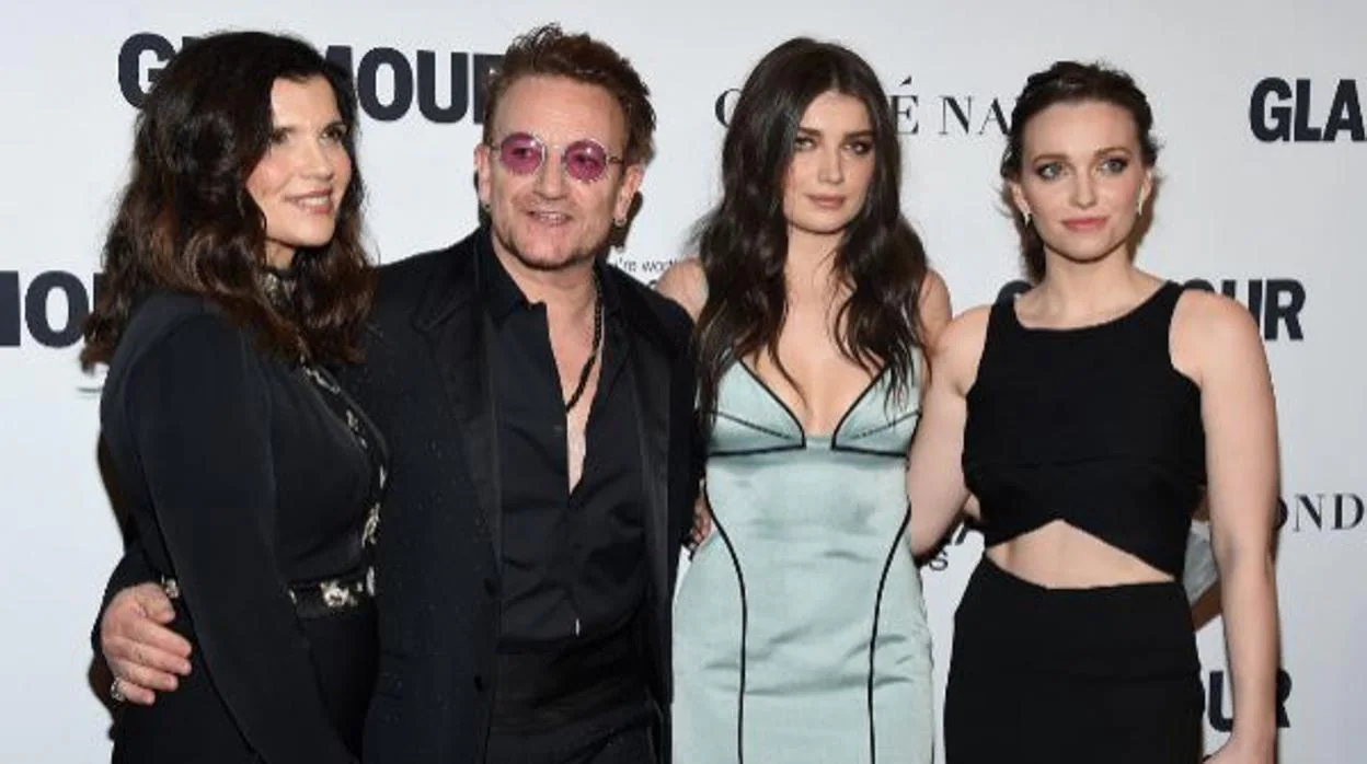 Bono junto a su mujer y sus dos hijas