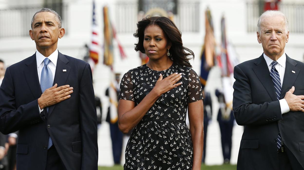 Michelle Obama con su marido Barack Obama y Joe Biden