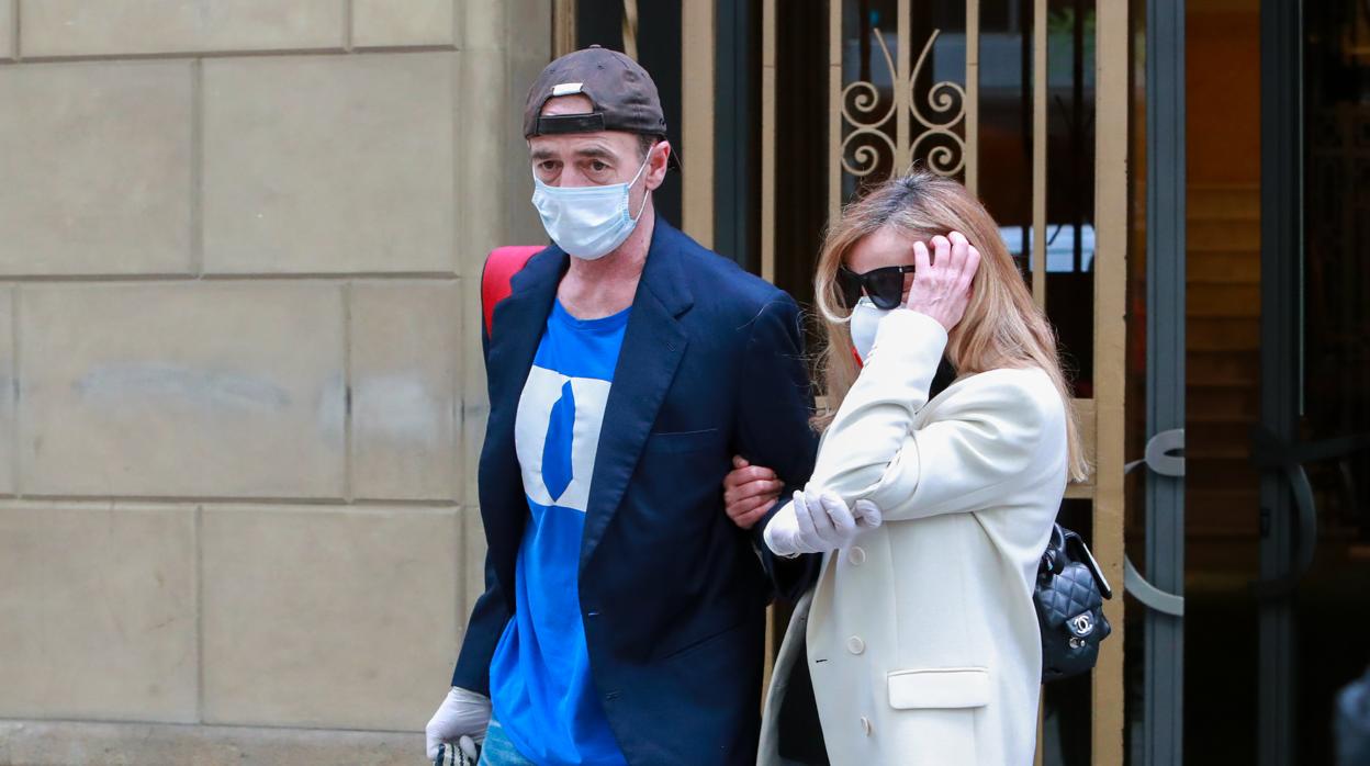 Alessandro Lequio y Ana Obregón, ayer, cuando salieron de Barcelona