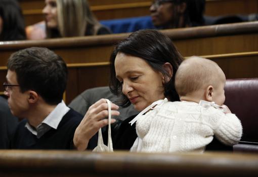 Carolina Bescansa, con su bebé, en su escaño del Congreso