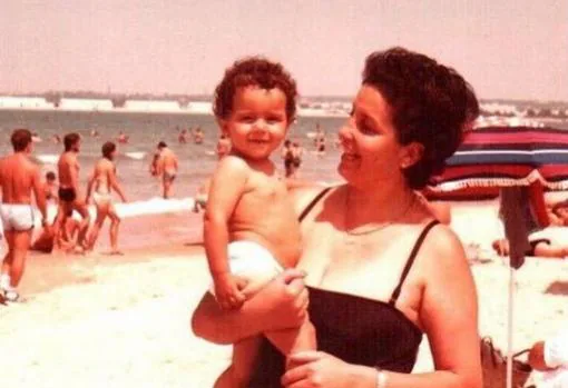 Con su progenitora Inés García en la playa, en una imagen que compartió el Día de la Madre