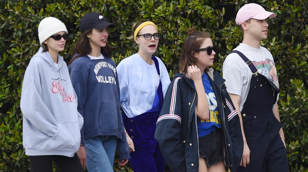 Cara Delevingne, Ashley Benson, Kaia Gerber, Margaret Qualley y Tommy Dorfman