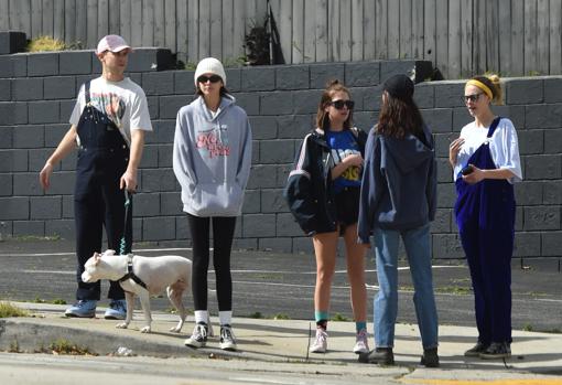 Tommy Dorfman, Kaia Gerber, Ashley Benson, Margaret Qualley y Cara Delevingne,