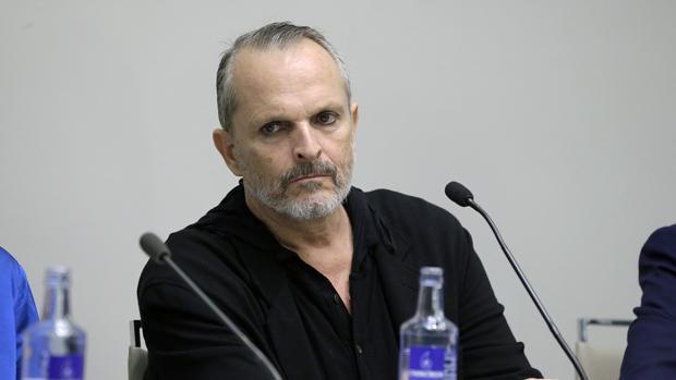 Miguel Bosé dice que el coronavirus es «la gran mentira de los Gobiernos», incluido el de España