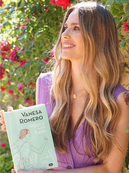 Vanesa Romero posa con su primera novela, «Música para Sara»