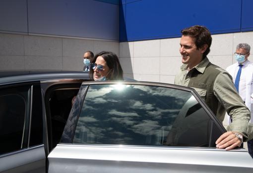 Rivera y Malú subiéndose al coche