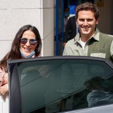 Rivera y Malú saliendo del hospital