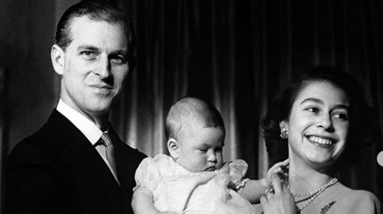 La Reina Isabel II junto a Felipe de Edimburgo y su hijo Carlos