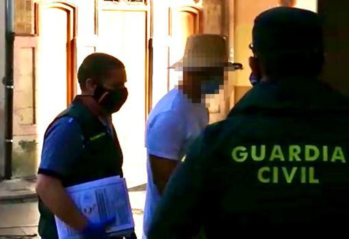 Imagen de Nacho Vidal tomada en en la detención realizada por la Guardia Civil en Enguera (Valencia)