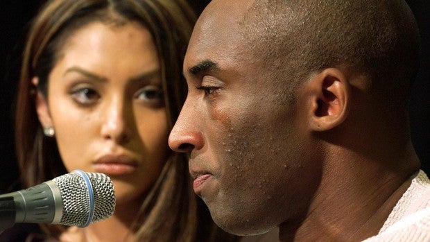 La viuda de Kobe Bryant se tatúa el mensaje que recibió de su marido y su hija antes de morir