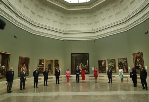 Los Reyes de España posan junto a la Ministra de Asuntos Exteriores, el Ministro de Cultura y Deporte, y el alcalde de Madrid, entre otras personalidades en el Museo del Prado