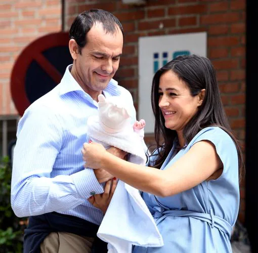 Begoña Villacís, acompañada por Antonio Suárez-Valdes, a su salida de la Fundación Jiménez Díaz donde dio a luz a una niña en mayo de 2019