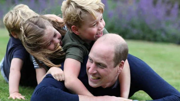 El Príncipe Guillermo celebra su 38 cumpleaños con unas imágenes inéditas con sus hijos