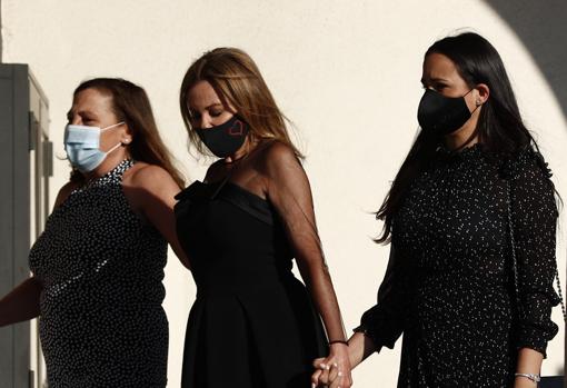 Ana Obregón, con una de sus hermanas y a Carolina Monje, novia de Álex, a su llegada al templo religioso